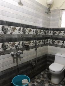 ブバネーシュワルにあるDDM Avenueのシャワー、トイレ、洗面台を備えたバスルーム