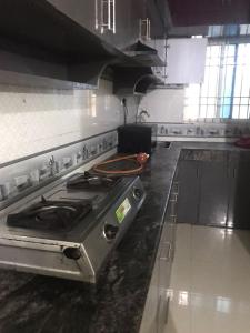 ブバネーシュワルにあるDDM Avenueのキッチン(コンロ付)