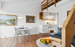 Kuchyň nebo kuchyňský kout v ubytování 2 Bedroom Beautiful Apartment In Fanø