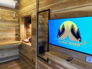 Televiisor ja/või meelelahutuskeskus majutusasutuses Shine River