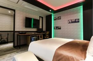 TV a/nebo společenská místnost v ubytování Moira Hotel