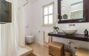 Koupelna v ubytování Three-Bedroom Holiday Home In Stifanici