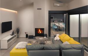 Una sala de estar con un sofá y una chimenea. en Cozy Home In Valbandon With Wifi, en Valbandon