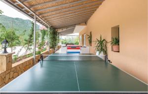 Πινγκ πονγκ στο Beautiful Home In Zavojane ή εκεί κοντά