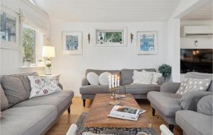 Posezení v ubytování 3 Bedroom Pet Friendly Home In Hornbæk