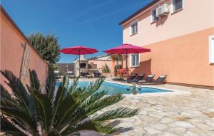 Willa z basenem z parasolami w obiekcie Holiday Home Betiga Betiga Ii w mieście Barbariga