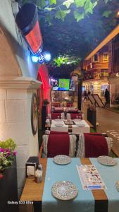 un ristorante con diversi tavoli e sedie e un soffitto di Hatay Hotel a Istanbul