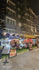 una bancarella di cibo di fronte a un edificio di notte di Hatay Hotel a Istanbul