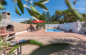 Bazén v ubytování One-Bedroom Holiday Home In Bilice nebo v jeho okolí