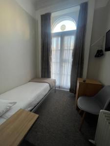 Postel nebo postele na pokoji v ubytování Lords Hotel