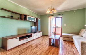 Telewizja i/lub zestaw kina domowego w obiekcie 6 Bedroom Amazing Home In Bratulici