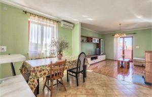 Kuchnia lub aneks kuchenny w obiekcie 6 Bedroom Amazing Home In Bratulici