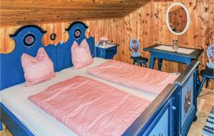A bed or beds in a room at Erholsames Ferienhaus Pillberg