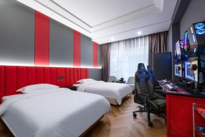 TV a/nebo společenská místnost v ubytování Yueta E-Sports Hotel-10min to Guangzhou East Railway Station&Entrance Exit J of Line 3