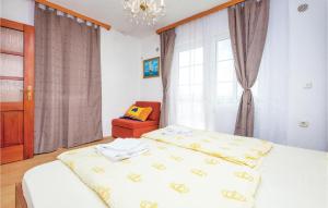 Ein Bett oder Betten in einem Zimmer der Unterkunft Awesome Apartment In Crikvenica