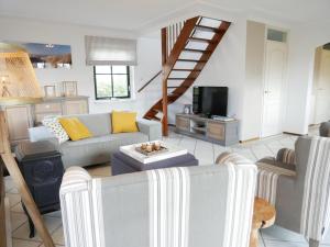 a living room with a couch and a tv at Buitenplaats 5-p in Callantsoog