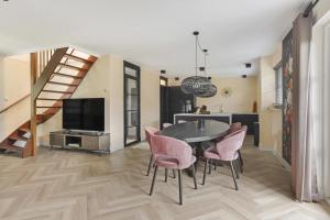 Una televisión o centro de entretenimiento en Villa Stilleven