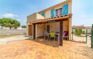 a patio with a table and chairs in front of a house at Stunning Home In Bassan With Wifi in Bassan +8 photos