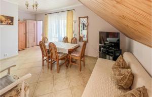 ミエルノにある2 Bedroom Stunning Apartment In Mielnoのテーブルと椅子のあるキッチンとダイニングルーム