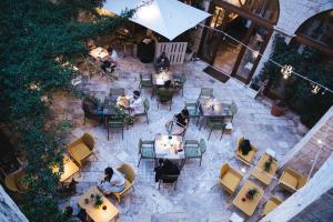 an overhead view of a restaurant with people sitting at tables at S. Martin Hotel in Giovinazzo