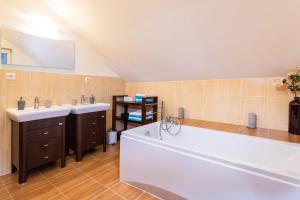 利普托斯基米库拉斯Private holiday house Vivendi的大型浴室设有两个盥洗盆和浴缸。 更多37张照片