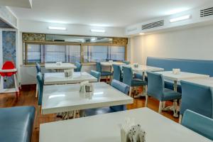 A seating area at Peak Star Hotel