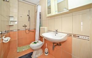 Koupelna v ubytování Apartment Okrug Gornji With Sea View 1