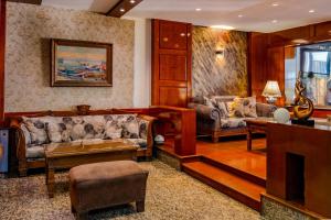 A seating area at Peak Star Hotel