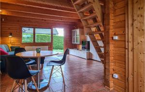 a room with a table and chairs in a cabin at 2 Bedroom Awesome Home In Boiensdorf in Boiensdorf
