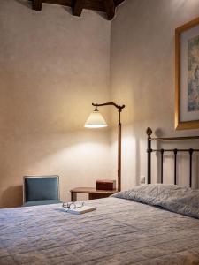 Posteľ alebo postele v izbe v ubytovaní Ostra Menalon Luxury Suites