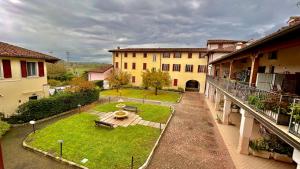 - Vistas al patio de un edificio en Wendy Apartment- Twobedroom & Pool & ParkPrivateFree & Sports, en Desenzano del Garda