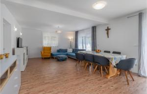 Χώρος καθιστικού στο Awesome Home In Drivenik With Jacuzzi