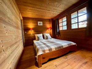 En eller flere senge i et værelse på Cosy base to ski the 3 Valleys