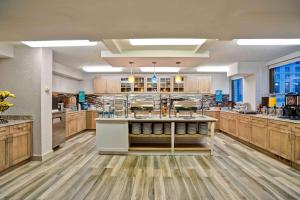 Homewood Suites by Hilton Chicago-Downtown的厨房或小厨房