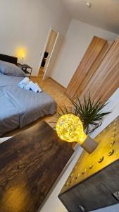 a bedroom with a bed and a table with a plant at City Center Comfort - Cozy, Fully Equipped 3-Room Apartment Near Main Station in Wuppertal