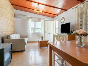 穆尔西亚Finca Malamadre的客厅里有一张沙发和一张桌子。