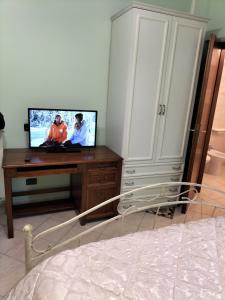A television and/or entertainment centre at Hotel Grazia Ristorante