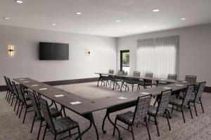 Home2 Suites By Hilton Abilene Southwest的电视和/或娱乐中心