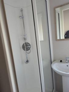 Ванная комната в Modern 8 Berth Caravan At Southview Holiday Park, Skegness Ref 33052Tc +3 фотографии