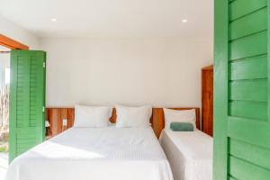 una habitación con dos camas y contraventanas verdes en Villa Samburá - Rota Ecológica dos Milagres - Tatuamunha-AL, en Porto de Pedras 49 fotos más