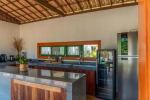 una cocina con fregadero y refrigerador en Villa Samburá - Rota Ecológica dos Milagres - Tatuamunha-AL, en Porto de Pedras