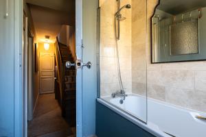 łazienka z wanną, umywalką i lustrem w obiekcie Cosy 3 Bedroom Cottage - Central Chipping Norton! w mieście Chipping Norton +33 zdjęcia