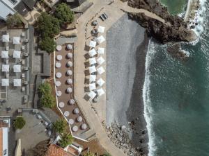 卡尼萨尔Dreams Madeira Resort Spa & Marina的海滩上与酒店集团的景观