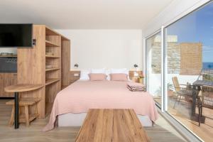 ein Schlafzimmer mit großem Bett und Balkon in der Unterkunft Apartament SUITES vista mar Sa Tuna in Begur