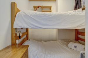 Postel nebo postele na pokoji v ubytování Atray B7 Apartment - Snow and Trek