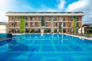 a large swimming pool in front of a hotel at Sedir Park Joy Hotel in Seki