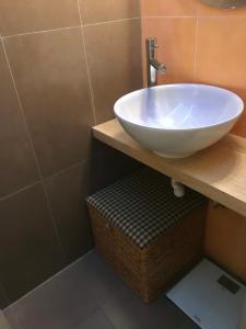 ein Badezimmer mit einem weißen Waschbecken auf der Theke in der Unterkunft Στην ΚΑΡΔΙΑ ΤΗΣ ΠΟΛΗΣ - in the HURT OF THE TOWN in Tríkala