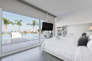 1 dormitorio con vistas a la piscina en White Luxury Villa, en Hersonissos