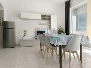 A kitchen or kitchenette at Appartamento La Torre piano terra sul mare Puglia On line