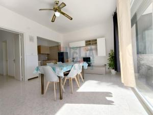 A kitchen or kitchenette at Appartamento La Torre piano terra sul mare Puglia On line Még 37 kép